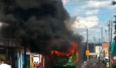 OD - nibus pega fogo em bairro de Cuiab