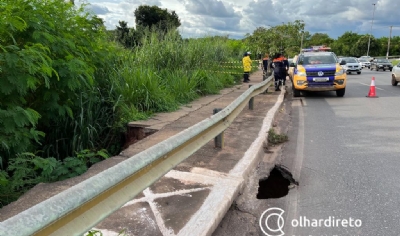 od - Buracos profundos se abrem no asfalto do trecho da Miguel Sutil prximo do Centro de Eventos do Pantanal 2