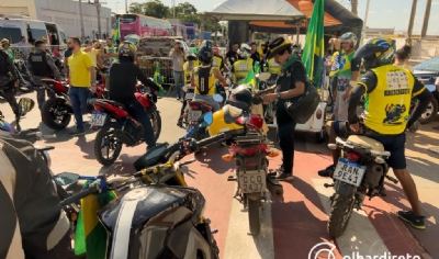 OD - Bolsonaristas aguardam presidente no Aeroporto V