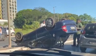 OD - Acidente entre moto e carro congestiona trnsito na Av. Miguel Sutil