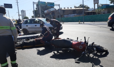 Motociclista fica ferido e  socorrido pelo Samu aps acidente na Miguel Sutil