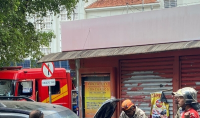 Carro pega fogo no centro de Cuiab