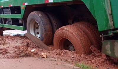 Caminho da coleta de lixo de VG amanhece atolado em rua que passou por obras de saneamento