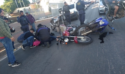 Acidente entre duas motos e carro deixa mulher ferida na Avenida da FEB