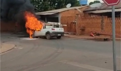 Caminhonete fica destruda aps pegar fogo em rua de Vrzea Grande