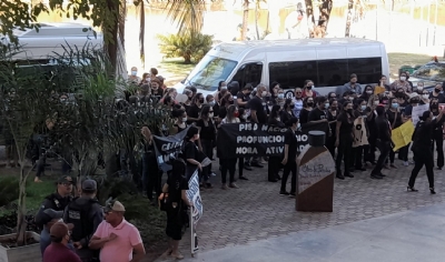 Profissionais da educao fazem manifestao durante visita de Mauro Mendes II