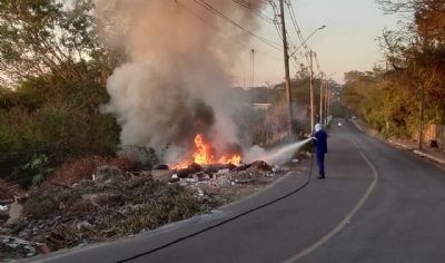 Bombeiros apagam incndio em lixo perto de rede de alta tenso ao lado da Marfrig em VG