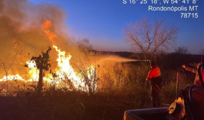 Bombeiros demoram quatro horas para apagar incndio aps mulher atear fogo em terreno