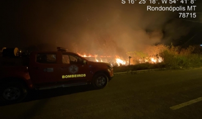 Bombeiros demoram quatro horas para apagar incndio aps mulher atear fogo em terreno