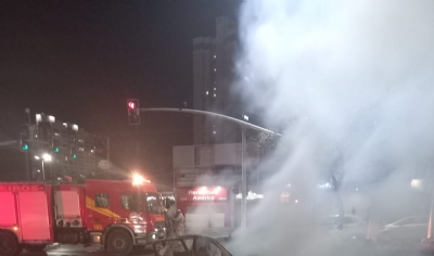 Carro fica completamente destrudo aps pegar fogo na avenida Fernando Corra