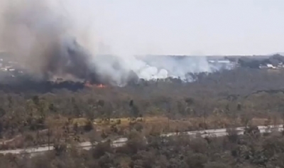 Equipes do Corpo de Bombeiros combatem incndio de grandes propores prximo ao Centro de Eventos do Pantanal