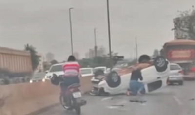 Motorista capota Fiat Uno aps bater em carreta na avenida Miguel Sutil