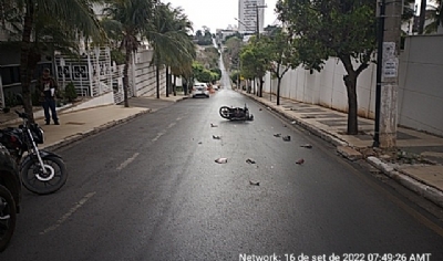 Funcionrio de salo morre ao colidir moto na traseira de carro; veja vdeo