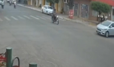 Motociclista colide violentamente contra carro em cruzamento em Rondonpolis