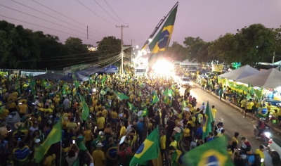 Milhares de pessoas acampam em frente a quartel de Cuiab