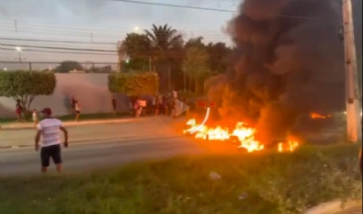 Moradores ateiam fogo em pneus