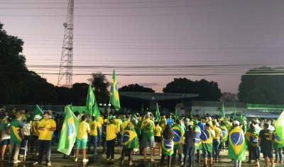 Mesmo com chuva manifestantes permanecem acampados em frete a quartel de Cuiab