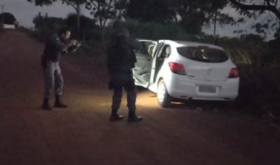 Aps ser esfaqueada, mulher tem carro roubado e  abandonada em estrada