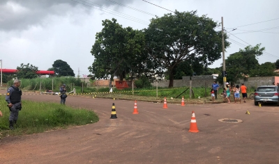 Motociclista morre aps bater em poste e derrubar a estrutura com fora do impacto