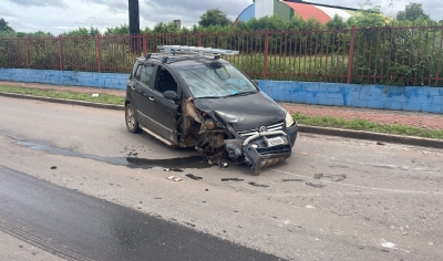 Motorista perde o controle e bate Fox em muro