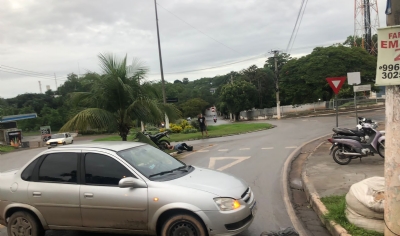 leo derramado em pista deixa 10 motoqueiros feridos e um carro batido em Cuiab