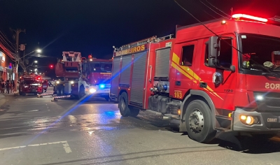 Incndio destri loja de tintas em Cuiab e Corpo de Bombeiros atua para apagar as chamas