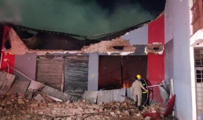 Incndio destri loja de tintas em Cuiab e Corpo de Bombeiros atua para apagar as chamas