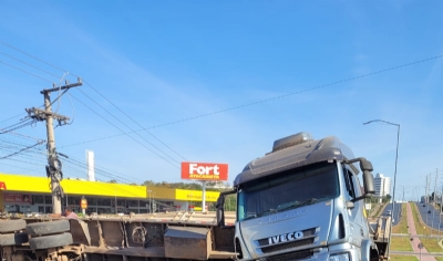 Caminho tomba em frente ao Fort Atacadista na sada para Chapada e derrama leo na pista