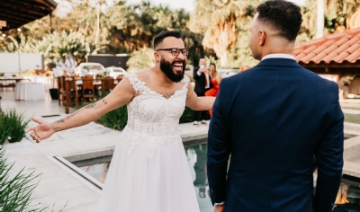 Gerente faz 'trolagem', se veste de noiva e surpreende amigo no dia do casamento em MT