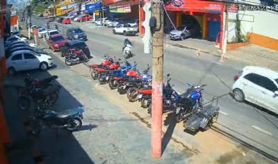 Cmera flagra novo acidente envolvendo motociclista aps desviar de buraco em avenida