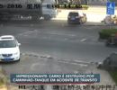 Carro fica destrudo ao ser atingido por caminho-tanque