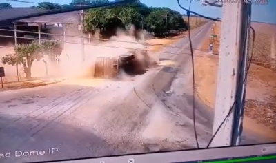 Vdeo registra carreta tombando em curva em rodovia de MT