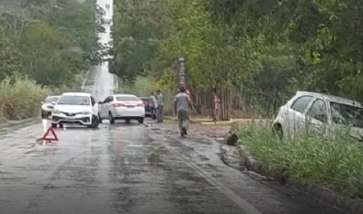Acidente entre dois Toyotas Etios fez um dos carros sair da rodovia na Estrada de Chapada
