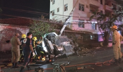 Bombeiros socorrem vtimas de capotamento na Avenida Getlio Vargas