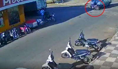 Cmera flagra momento em que motociclista de 24 anos invadiu preferencial e bateu em caminho