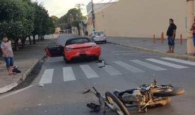 Moto colide com a traseira de Porsche de R$ 500 mil em avenida de Vrzea Grande