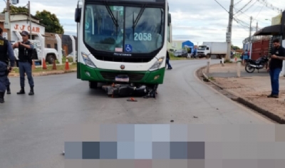 Motociclista no consegue frear e bate de frente com nibus em Cuiab