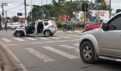 Motorista fica ferido em batida entre caminhonete e Duster em rotatria da Miguel Sutil