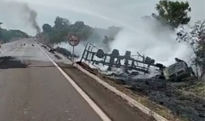 Trs pessoas morrem carbonizadas aps carro bater em carreta na BR-158