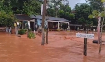 OD - Chuva Campo Verde transbordou rio, causou alagamentos em ruas, deixou carros submersos e gua invadiu residncias