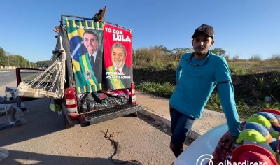 OD - Ambulante em Cuiab diz que venda de toalhas de Lula disparou sobre Bolsonaro: 'proporo de 80% a 20%'