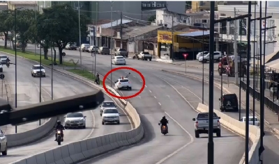 OD - Cmera flagra momento em que pedestre tenta atravessar Avenida Beira Rio correndo mas acaba atropelado