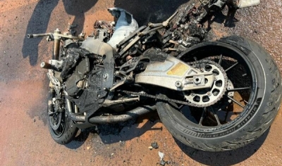 Motociclista fica ferido aps cair em quebra-molas e moto pegar fogo