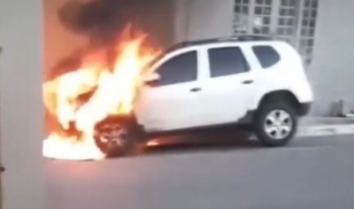 OD - Carro pega fogo no bairro Goaibeiras em Cuiab