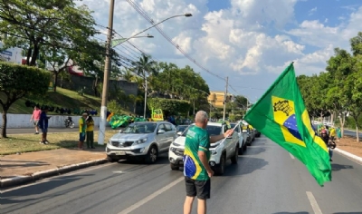 Com baixa adeso, bolsonaristas realizam carreata pelas ruas de Cuiab