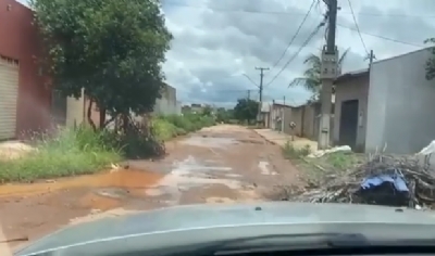 OD - Moradores do bairro Jardim Atalaia denunciam descaso da prefeitura com rua completamente esburacada