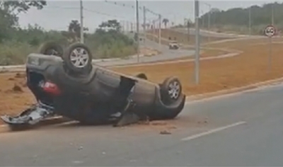 Mulher invade canteiro e capota Kwid aps perder controle da direo em Cuiab