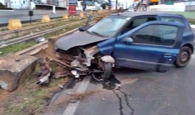 Motorista bbado perde controle de Celta e bate em bloco de concreto na Avenida da FEB