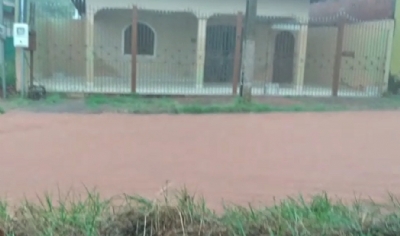 Chuva forte faz rua virar rio e alaga casa de moradores de Cuiab