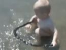 Sem medo, beb russo brinca com cobra em lago. Assista!